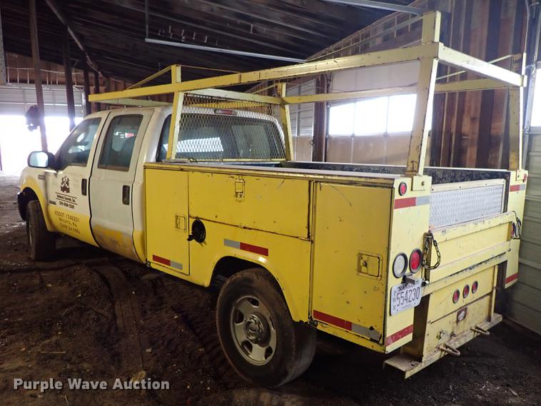 image for item DF8732 2005 Ford F350 Super Duty Crew Cab utility bed pickup truck