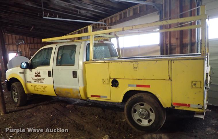 image for item DF8732 2005 Ford F350 Super Duty Crew Cab utility bed pickup truck