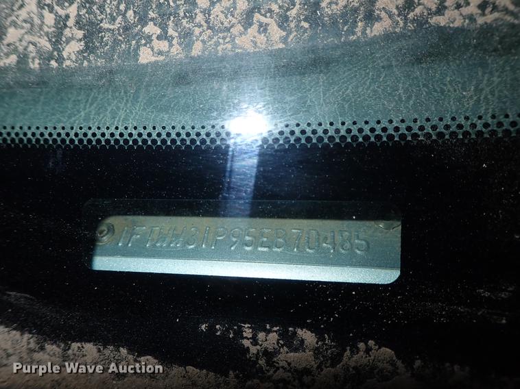 image for item DF8732 2005 Ford F350 Super Duty Crew Cab utility bed pickup truck