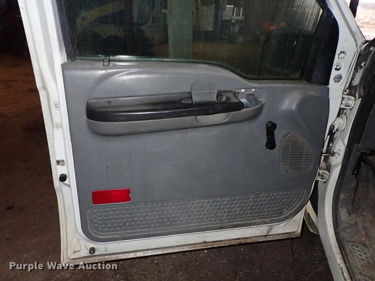 image for item DF8732 2005 Ford F350 Super Duty Crew Cab utility bed pickup truck