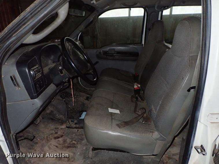 image for item DF8732 2005 Ford F350 Super Duty Crew Cab utility bed pickup truck