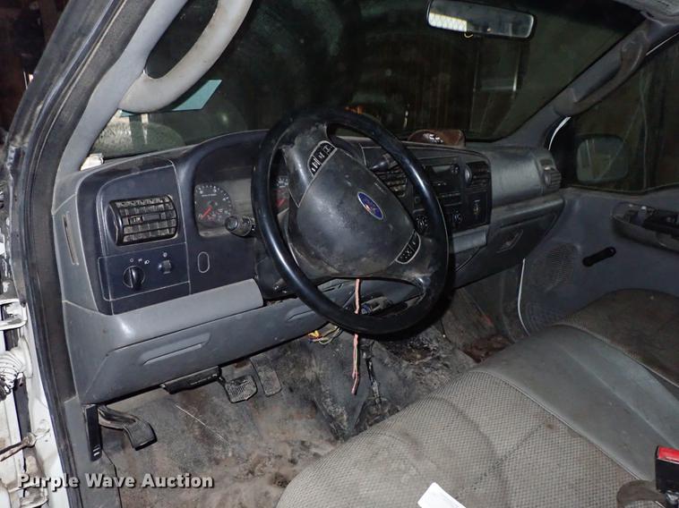 image for item DF8732 2005 Ford F350 Super Duty Crew Cab utility bed pickup truck