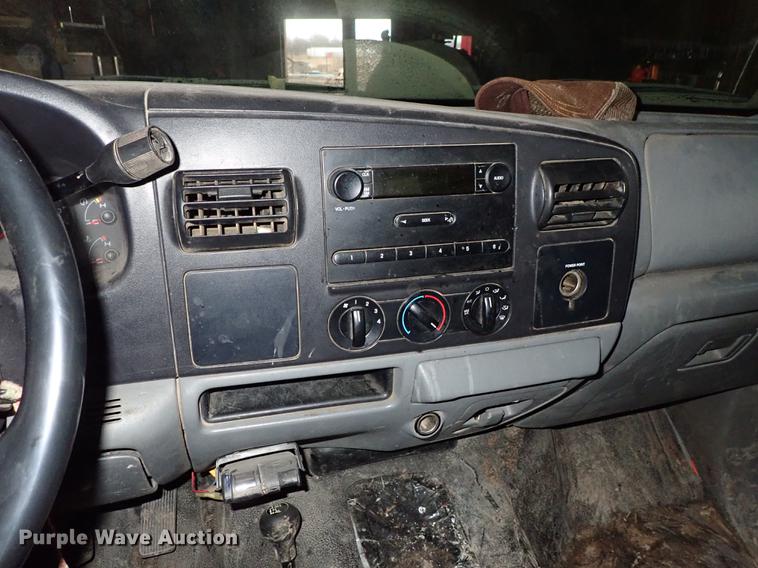 image for item DF8732 2005 Ford F350 Super Duty Crew Cab utility bed pickup truck