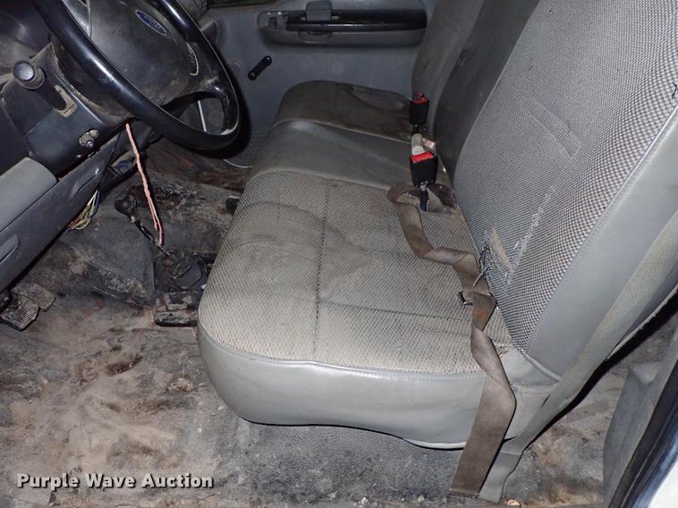 image for item DF8732 2005 Ford F350 Super Duty Crew Cab utility bed pickup truck