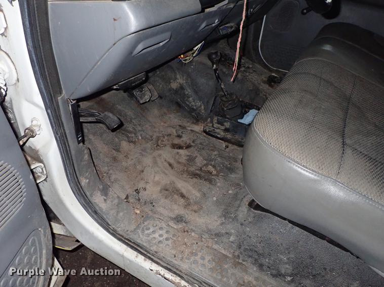 image for item DF8732 2005 Ford F350 Super Duty Crew Cab utility bed pickup truck