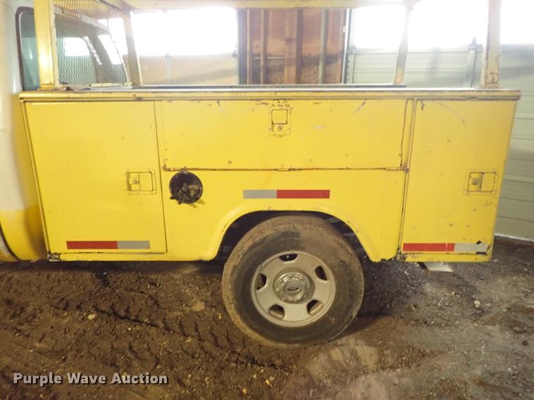 image for item DF8732 2005 Ford F350 Super Duty Crew Cab utility bed pickup truck