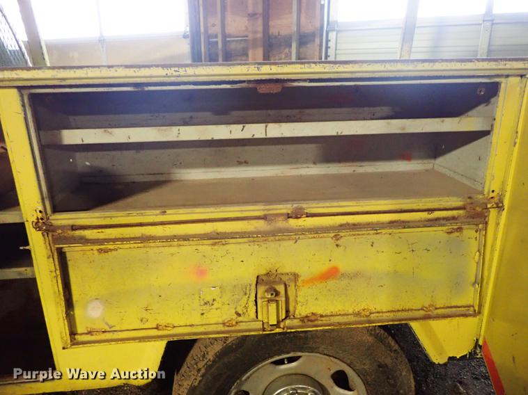 image for item DF8732 2005 Ford F350 Super Duty Crew Cab utility bed pickup truck