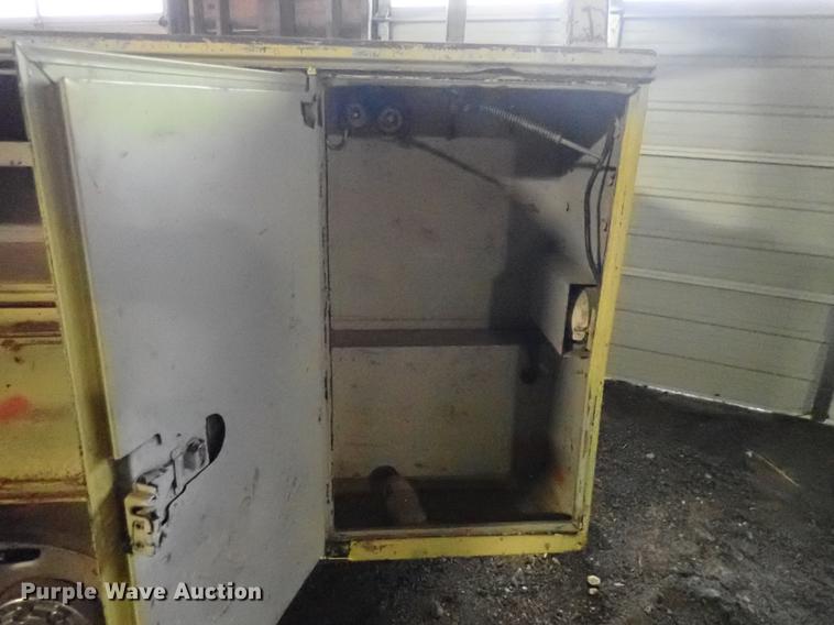 image for item DF8732 2005 Ford F350 Super Duty Crew Cab utility bed pickup truck