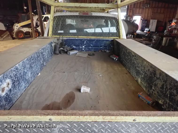 image for item DF8732 2005 Ford F350 Super Duty Crew Cab utility bed pickup truck