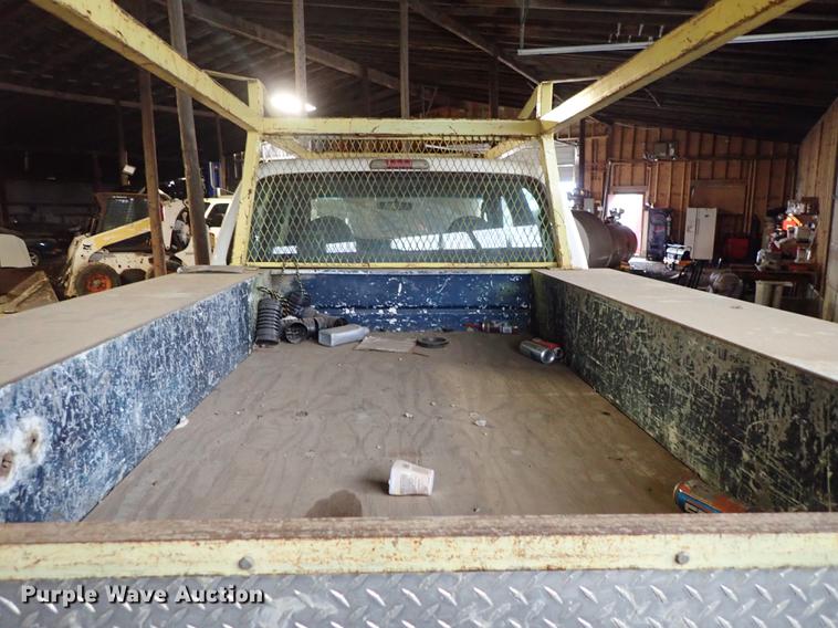 image for item DF8732 2005 Ford F350 Super Duty Crew Cab utility bed pickup truck