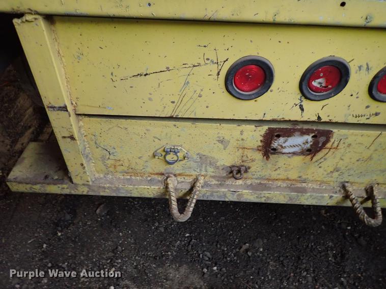 image for item DF8732 2005 Ford F350 Super Duty Crew Cab utility bed pickup truck