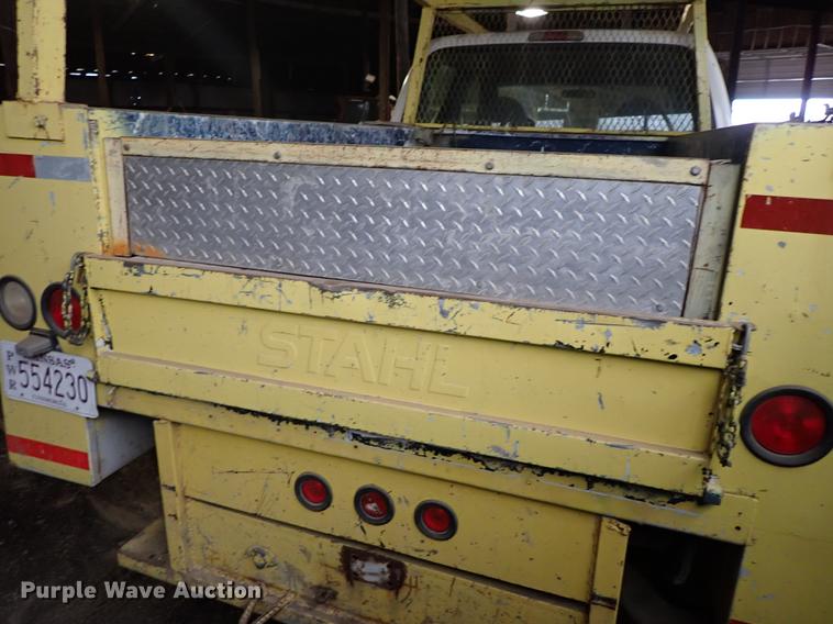 image for item DF8732 2005 Ford F350 Super Duty Crew Cab utility bed pickup truck