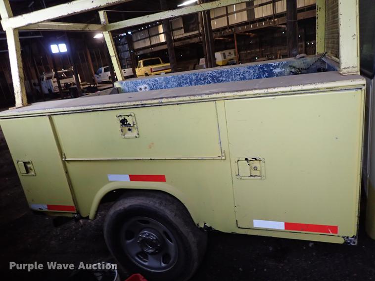 image for item DF8732 2005 Ford F350 Super Duty Crew Cab utility bed pickup truck