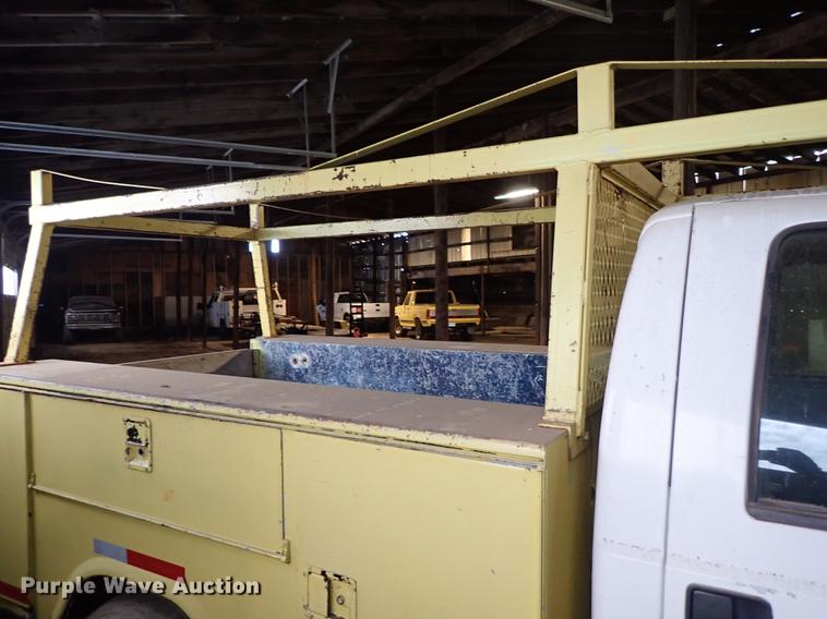 image for item DF8732 2005 Ford F350 Super Duty Crew Cab utility bed pickup truck