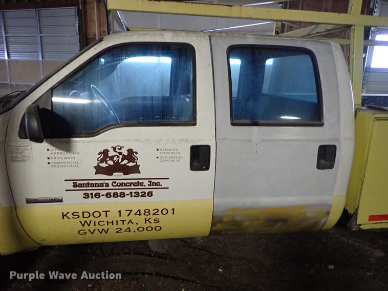 image for item DF8732 2005 Ford F350 Super Duty Crew Cab utility bed pickup truck