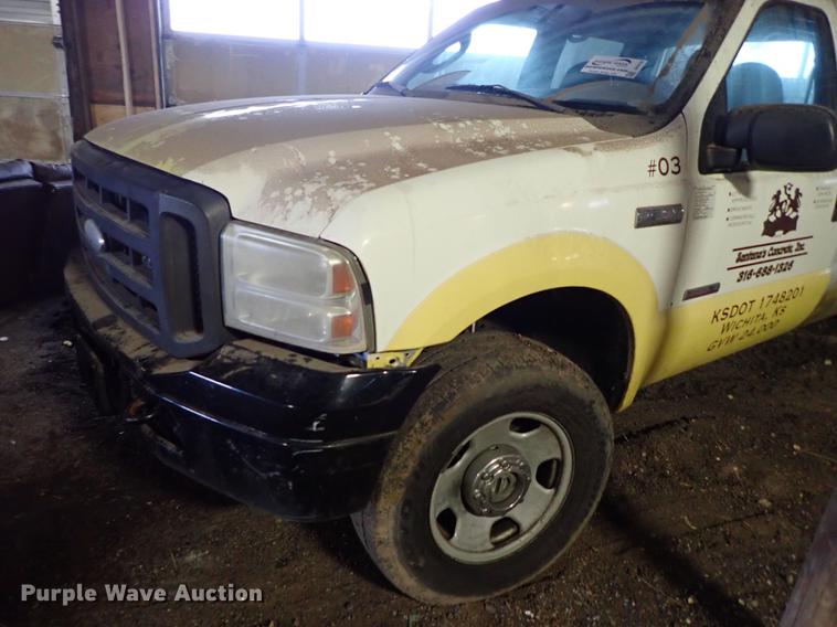 image for item DF8732 2005 Ford F350 Super Duty Crew Cab utility bed pickup truck