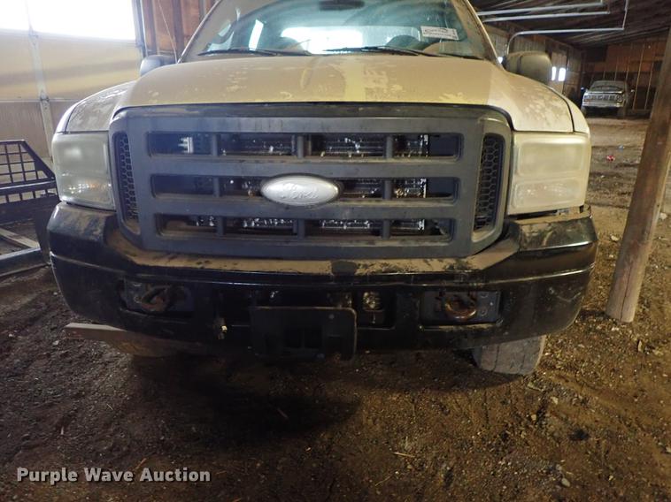 image for item DF8732 2005 Ford F350 Super Duty Crew Cab utility bed pickup truck