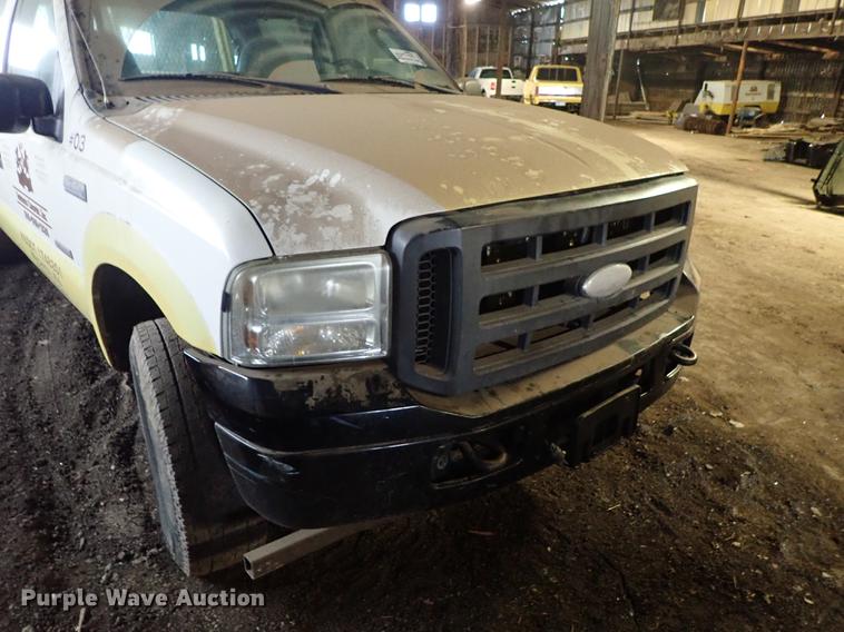 image for item DF8732 2005 Ford F350 Super Duty Crew Cab utility bed pickup truck
