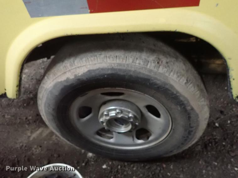 image for item DF8732 2005 Ford F350 Super Duty Crew Cab utility bed pickup truck