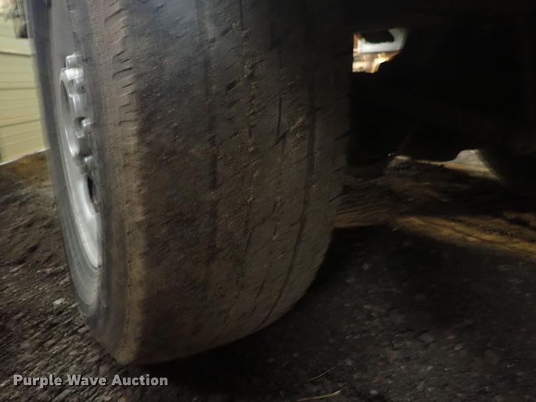 image for item DF8732 2005 Ford F350 Super Duty Crew Cab utility bed pickup truck