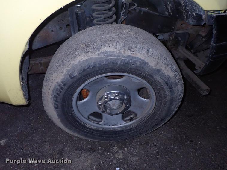 image for item DF8732 2005 Ford F350 Super Duty Crew Cab utility bed pickup truck