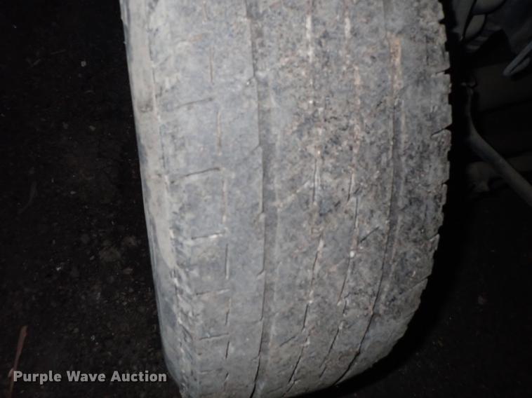 image for item DF8732 2005 Ford F350 Super Duty Crew Cab utility bed pickup truck