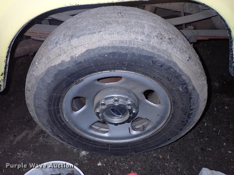 image for item DF8732 2005 Ford F350 Super Duty Crew Cab utility bed pickup truck