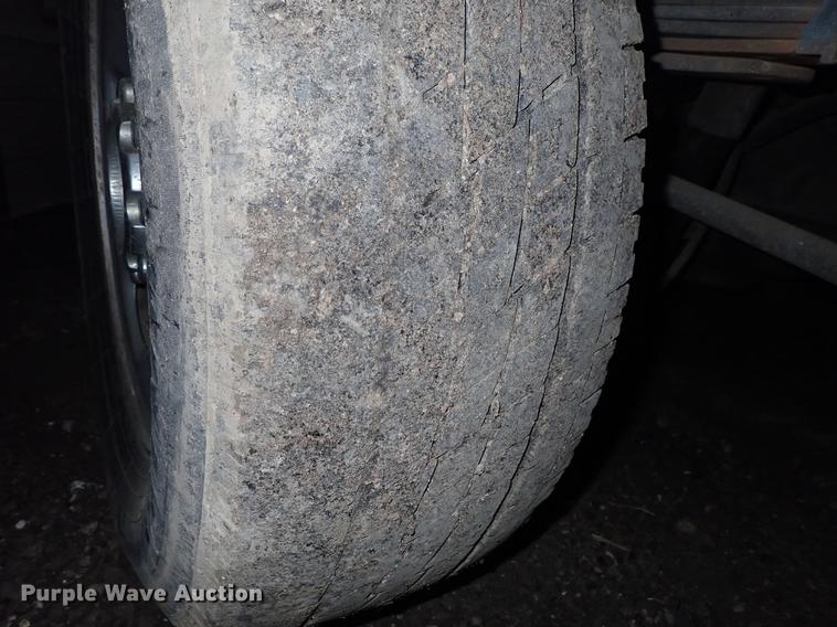 image for item DF8732 2005 Ford F350 Super Duty Crew Cab utility bed pickup truck