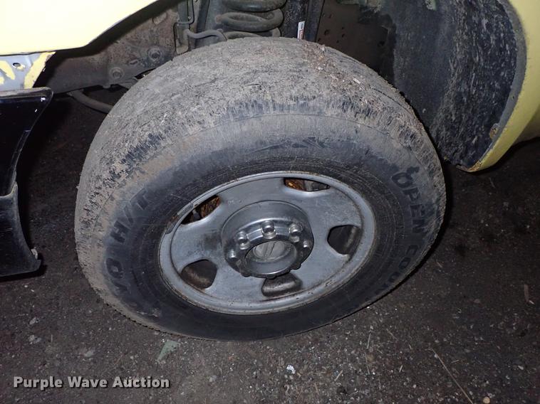 image for item DF8732 2005 Ford F350 Super Duty Crew Cab utility bed pickup truck