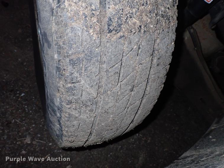 image for item DF8732 2005 Ford F350 Super Duty Crew Cab utility bed pickup truck