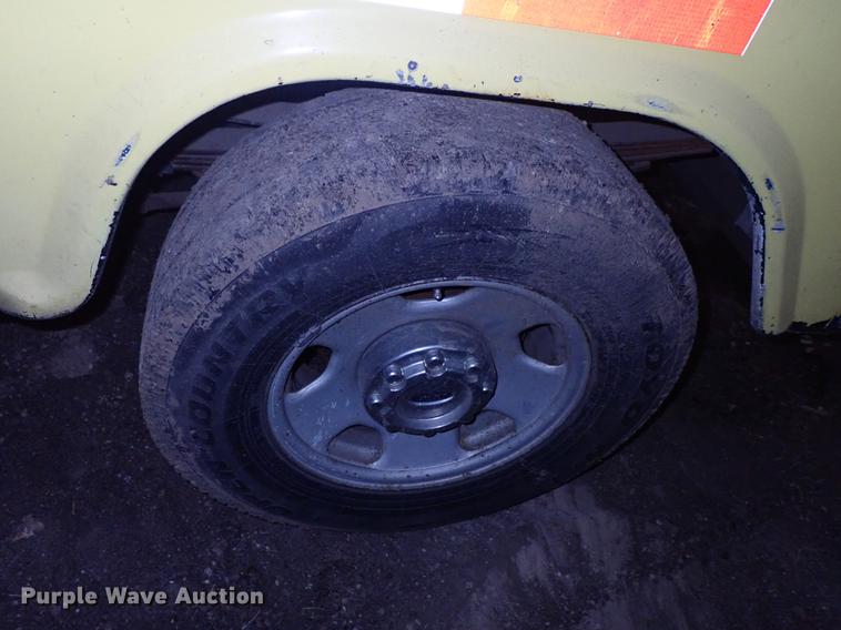 image for item DF8732 2005 Ford F350 Super Duty Crew Cab utility bed pickup truck