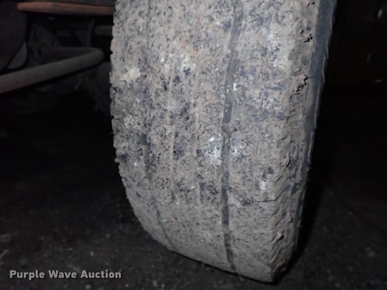 image for item DF8732 2005 Ford F350 Super Duty Crew Cab utility bed pickup truck