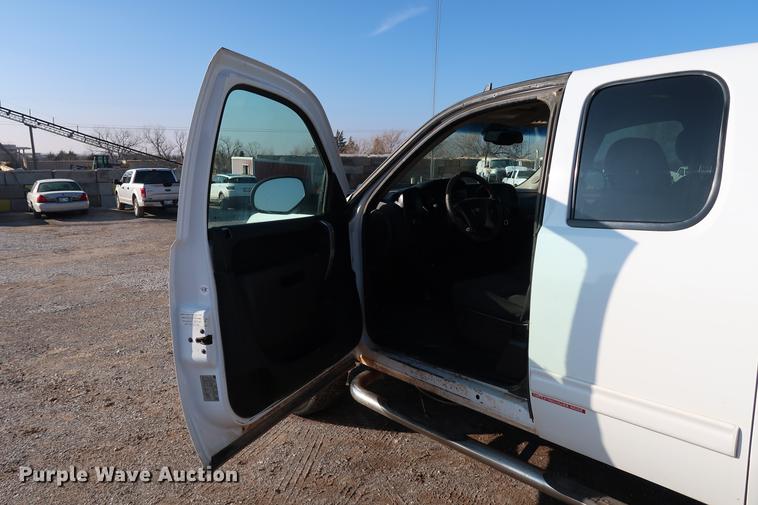 image for item DG3308 2011 Chevrolet Silverado 2500HD LT Z71 Ext. Cab pickup truck
