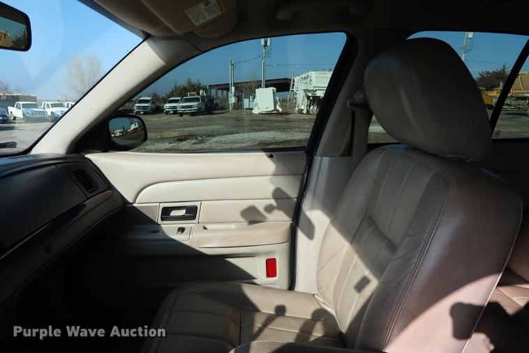 image for item DG3311 2011 Ford Crown Victoria LX