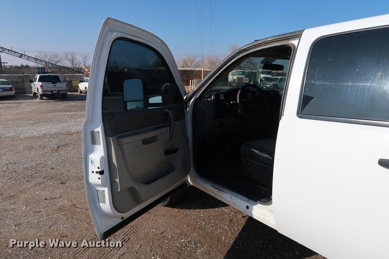 image for item DG3314 2010 Chevrolet Silverado 3500HD Crew Cab flatbed pickup truck