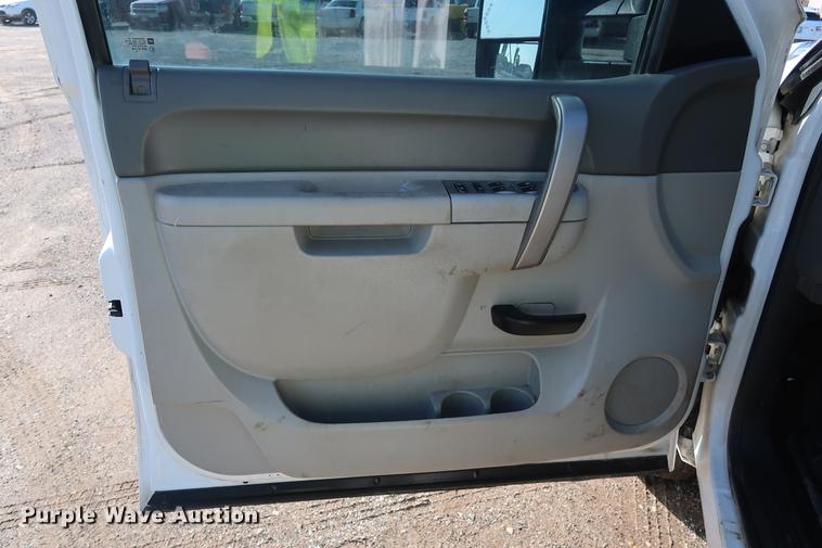 image for item DG3314 2010 Chevrolet Silverado 3500HD Crew Cab flatbed pickup truck