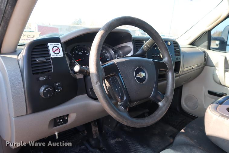 image for item DG3314 2010 Chevrolet Silverado 3500HD Crew Cab flatbed pickup truck