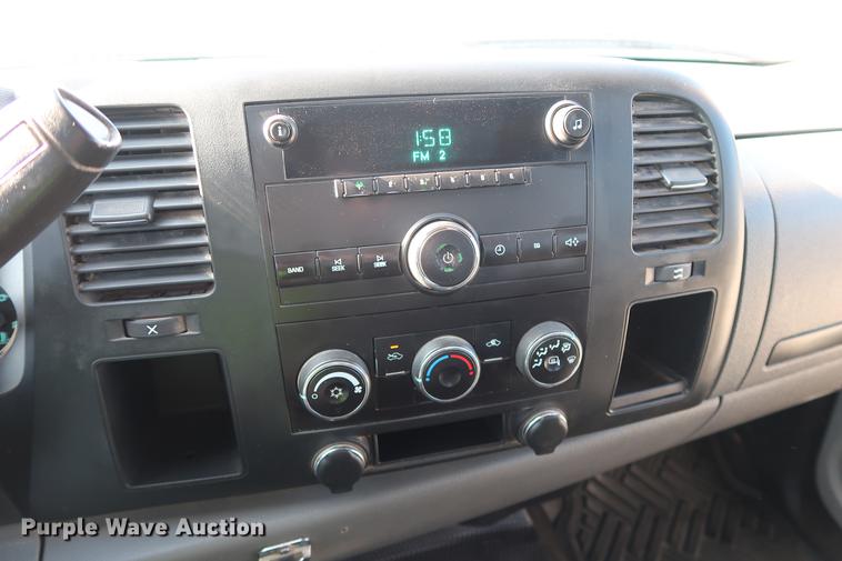 image for item DG3314 2010 Chevrolet Silverado 3500HD Crew Cab flatbed pickup truck