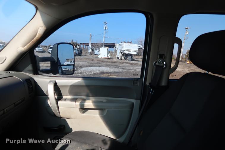 image for item DG3314 2010 Chevrolet Silverado 3500HD Crew Cab flatbed pickup truck