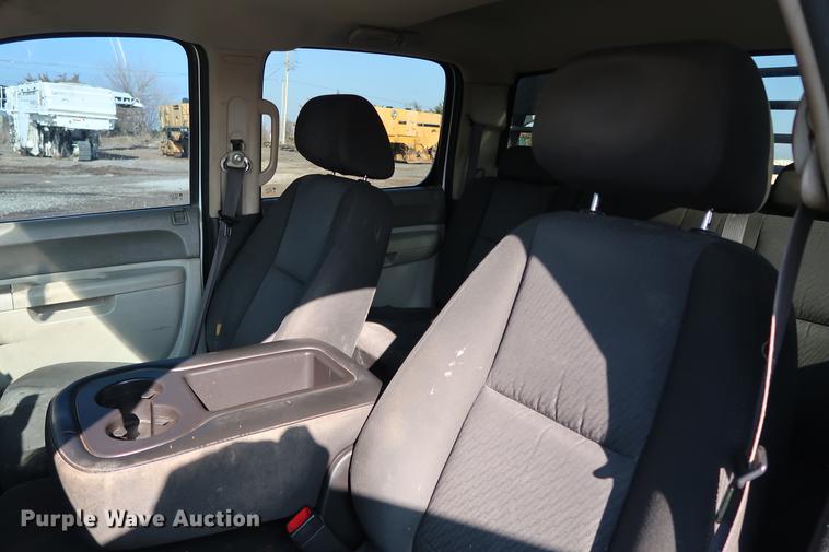 image for item DG3314 2010 Chevrolet Silverado 3500HD Crew Cab flatbed pickup truck