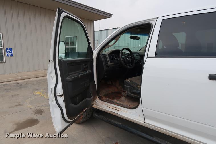 image for item DG3332 2012 Dodge Ram 2500 Crew Cab pickup truck cab and chassis