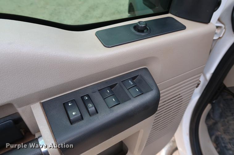 image for item DG3337 2008 Ford F550 XL Super Duty Crew Cab flatbed pickup truck