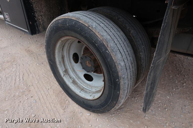 image for item DG3337 2008 Ford F550 XL Super Duty Crew Cab flatbed pickup truck