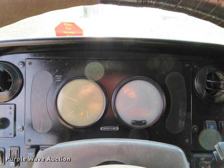 image for item DG3796 2003 Freightliner MT45 box truck