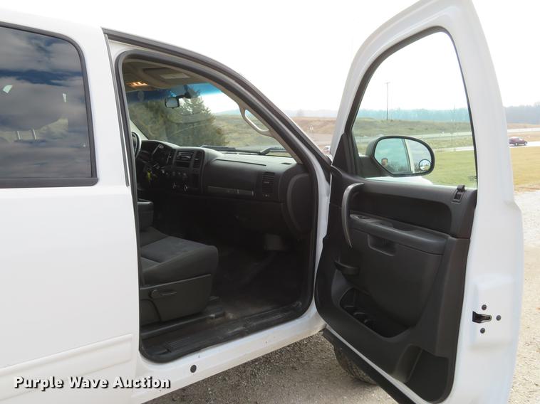 image for item DG3828 2010 Chevrolet Silverado 2500HD Crew Cab pickup truck