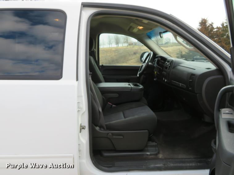 image for item DG3828 2010 Chevrolet Silverado 2500HD Crew Cab pickup truck