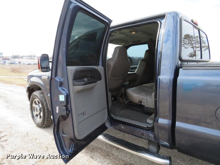 image for item DG3830 2006 Ford F250 Super Duty XLT Crew Cab pickup truck
