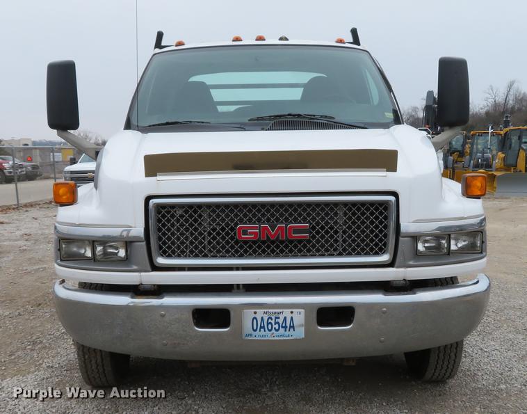 image for item DG3838 2005 GMC C5500 flatbed truck