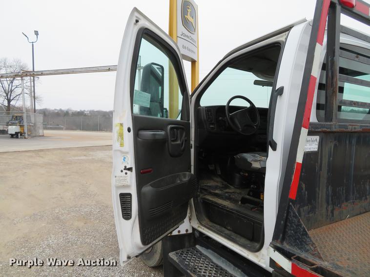 image for item DG3838 2005 GMC C5500 flatbed truck