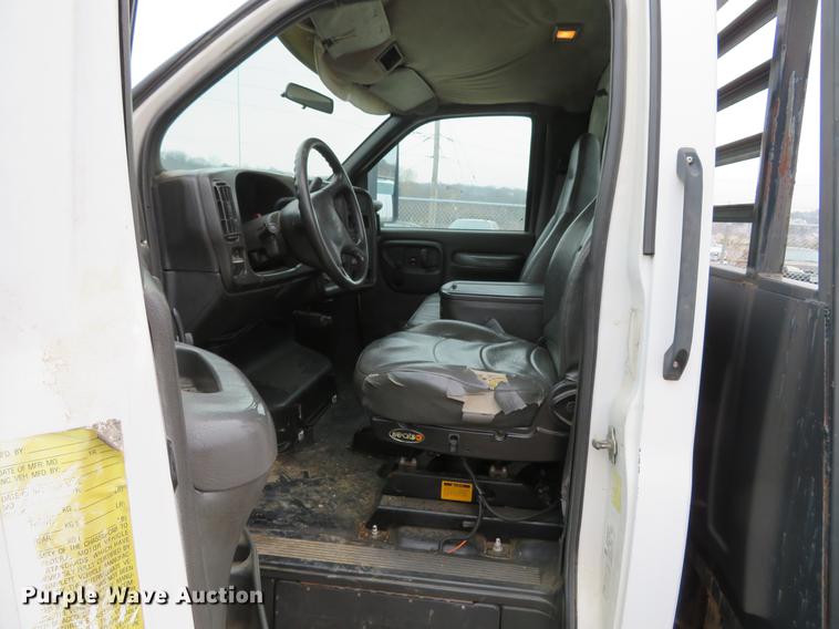 image for item DG3838 2005 GMC C5500 flatbed truck